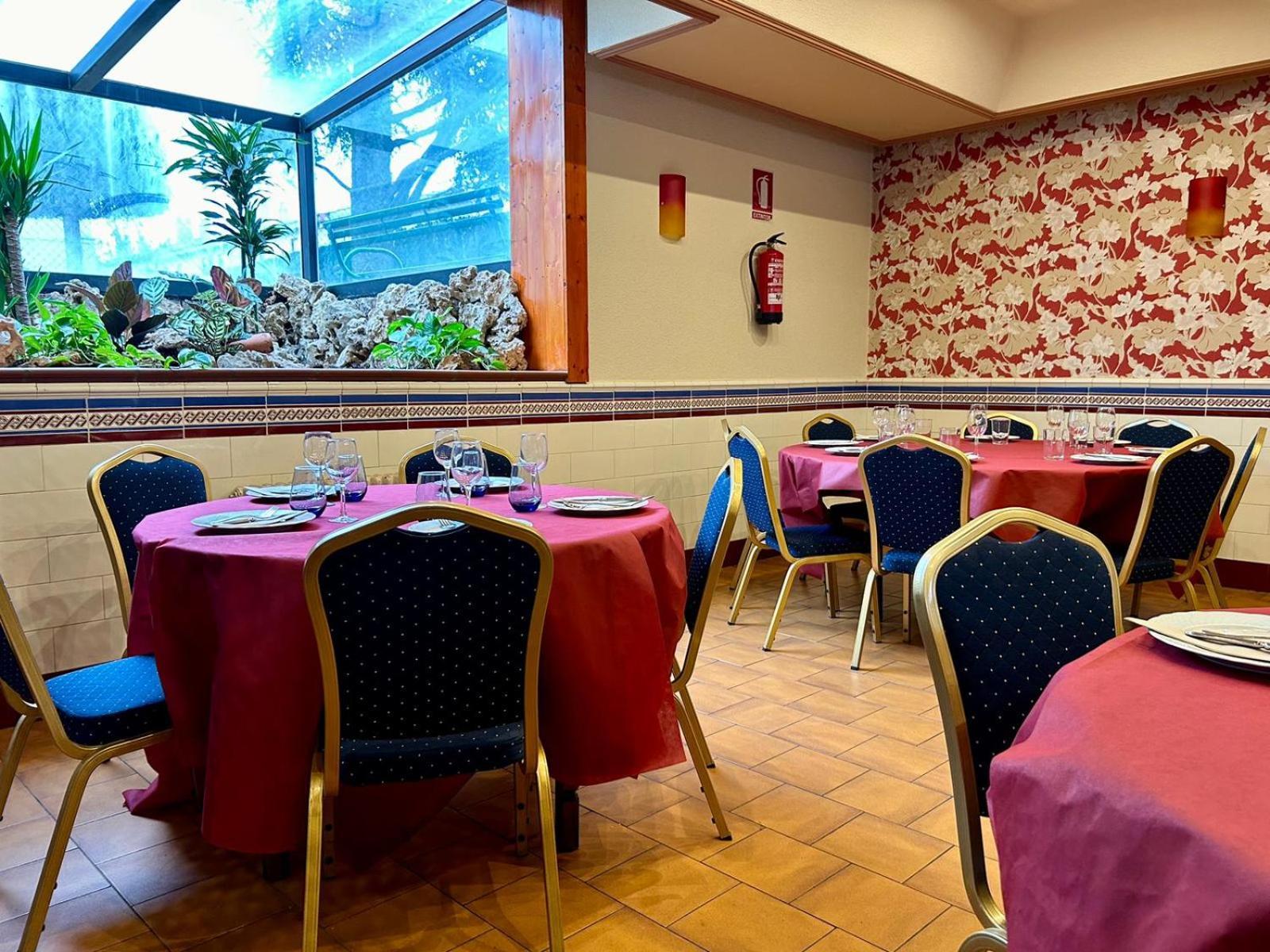 Hostal-Restaurante Posada Del Duque Villalbilla de Burgos Exterior foto